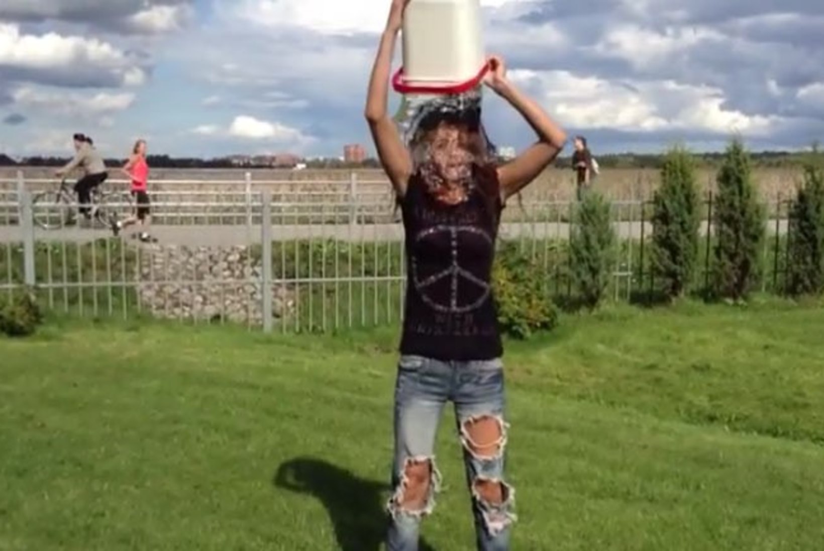 VIDEO: trummar Hele-Riin Uib kastis end jää-ämbriveega. Kes said väljakutse?