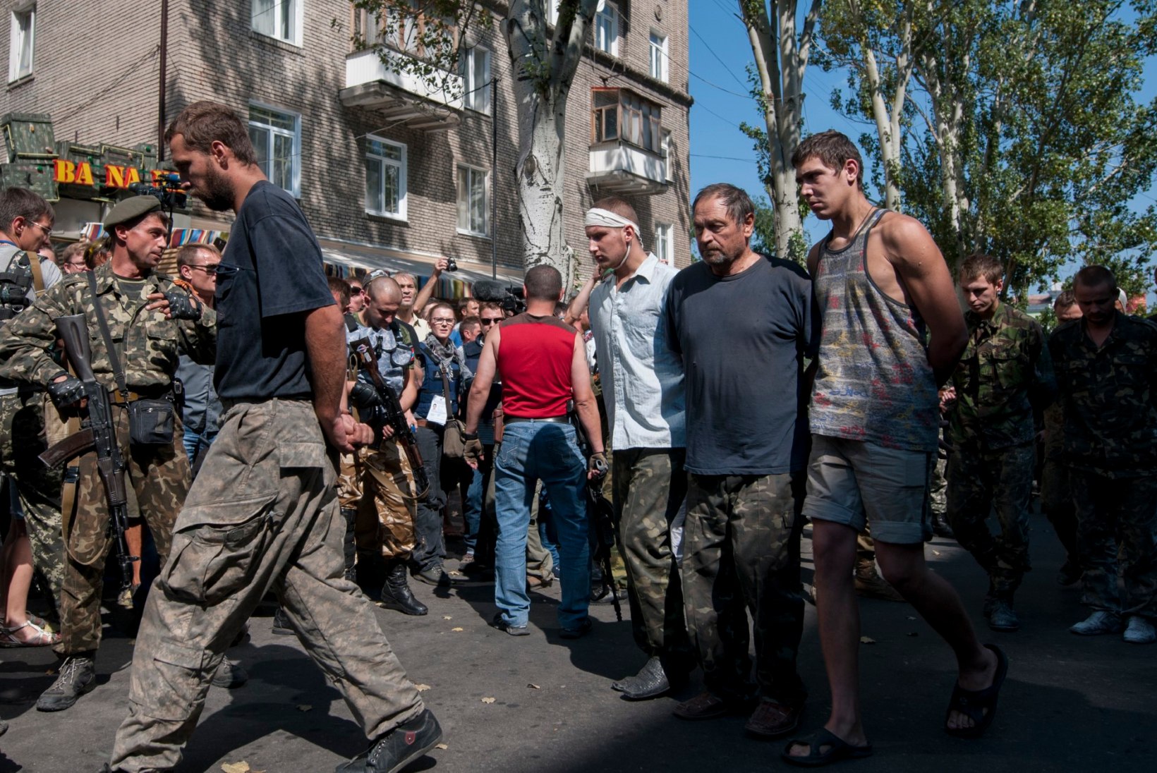 Mässulised sundisid vangistatud sõdureid Donetski tänavail marssima