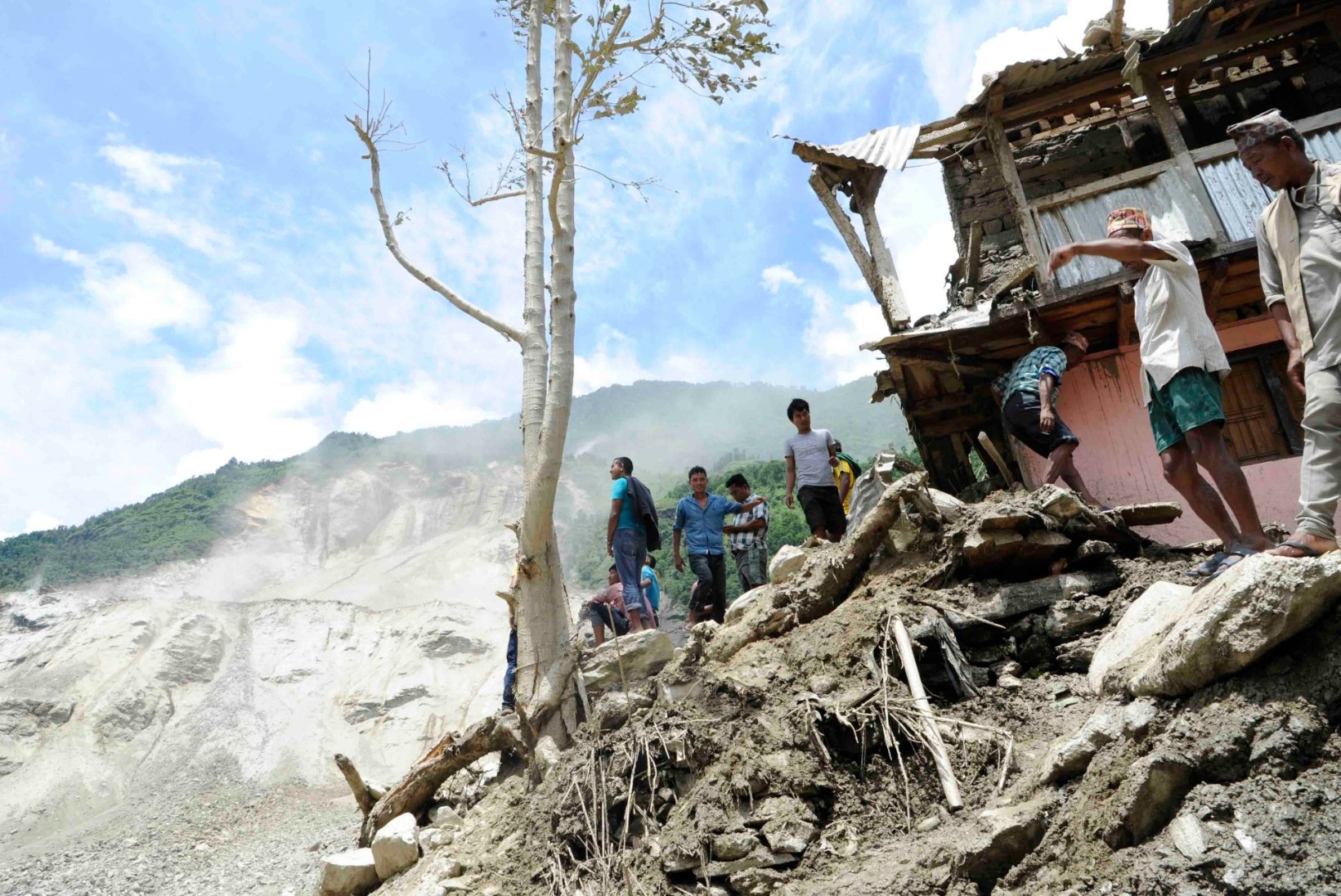 GALERII: Nepali maalihkes hukkus kardetavasti üle 150 inimese