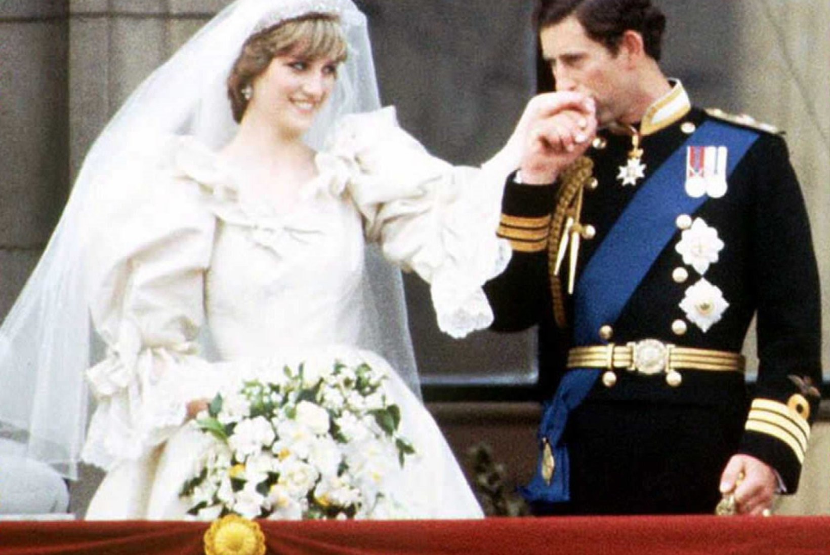 Printsess Diana 33 aasta tagusest pulmast pärit tordilõik müüdi oksjonil suure summa eest