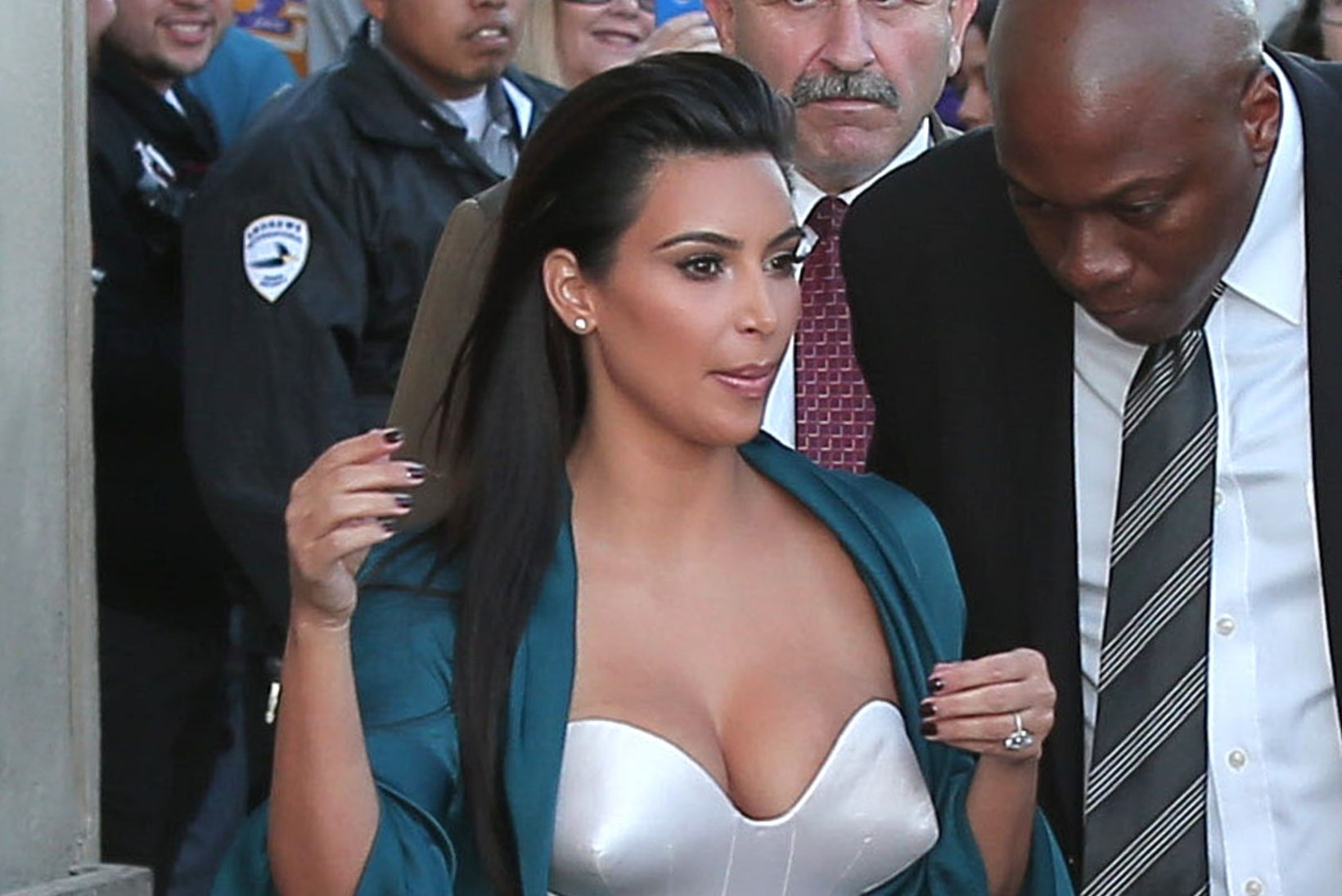 Kim Kardashian lasti jälle kodust (peaaegu) paljaste tissidega välja!