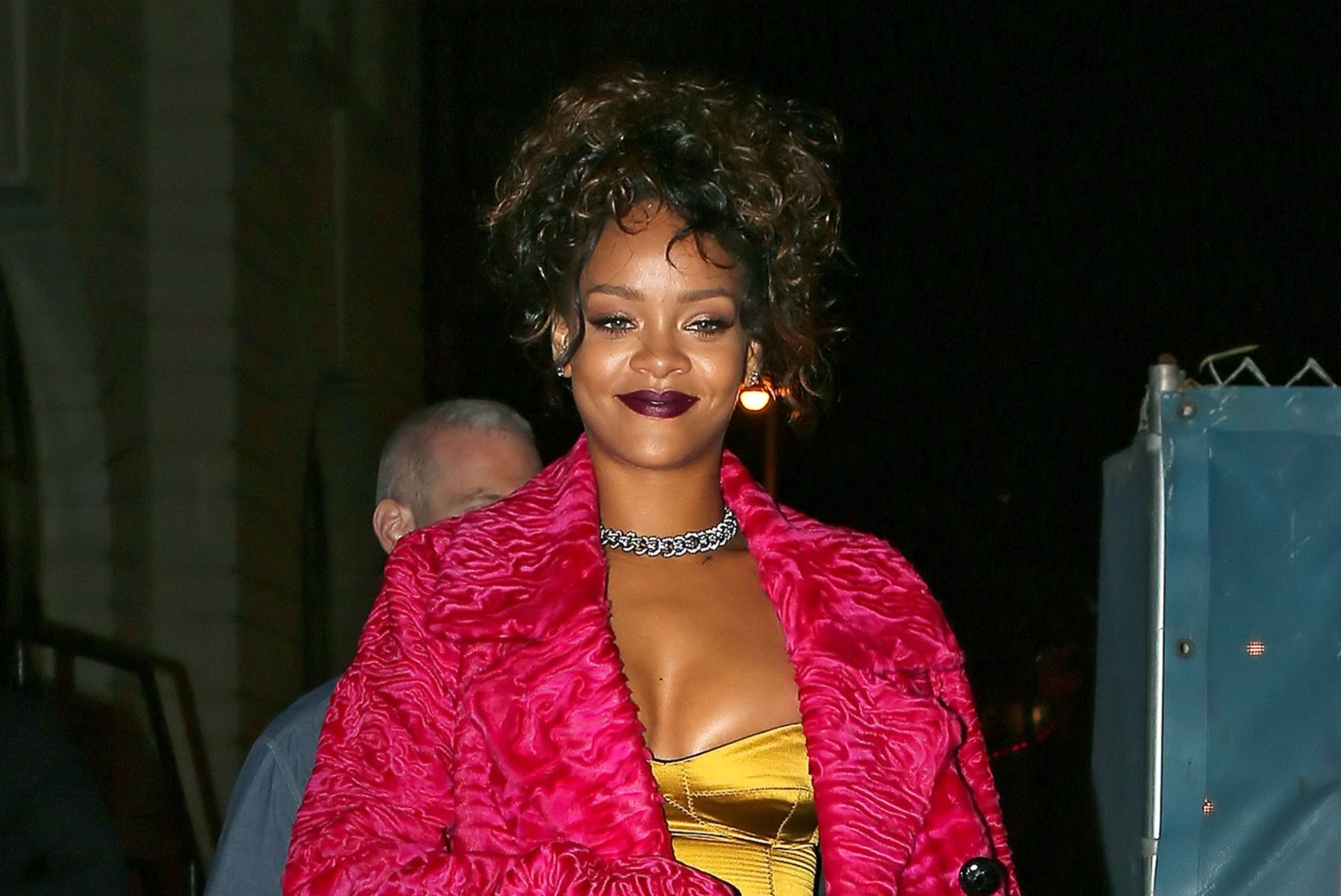 VAUU! Rihanna rabas fänne seksikas kuldses minikleidis ja erkroosas jakis!