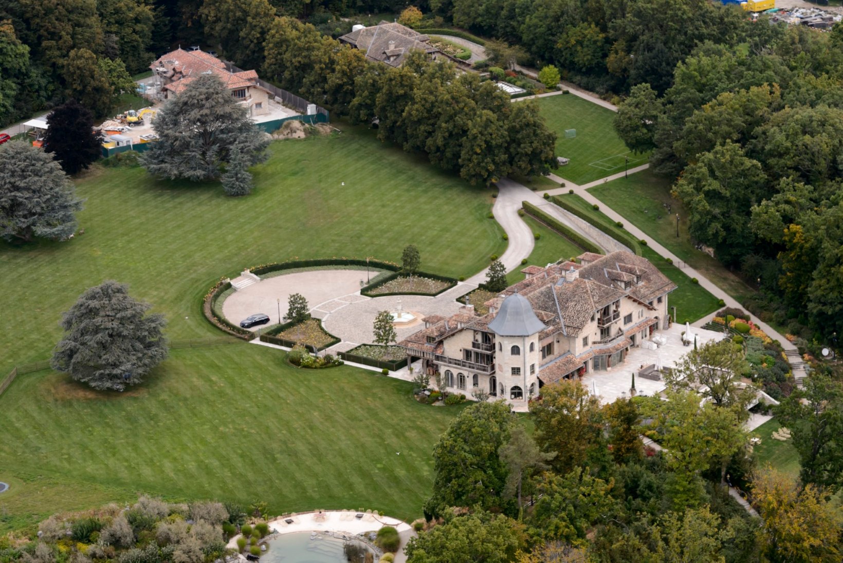 Schumacheri villa on muudetud erahaiglaks, kus vormelilegendi eest hoolitseb meedikute miniarmee