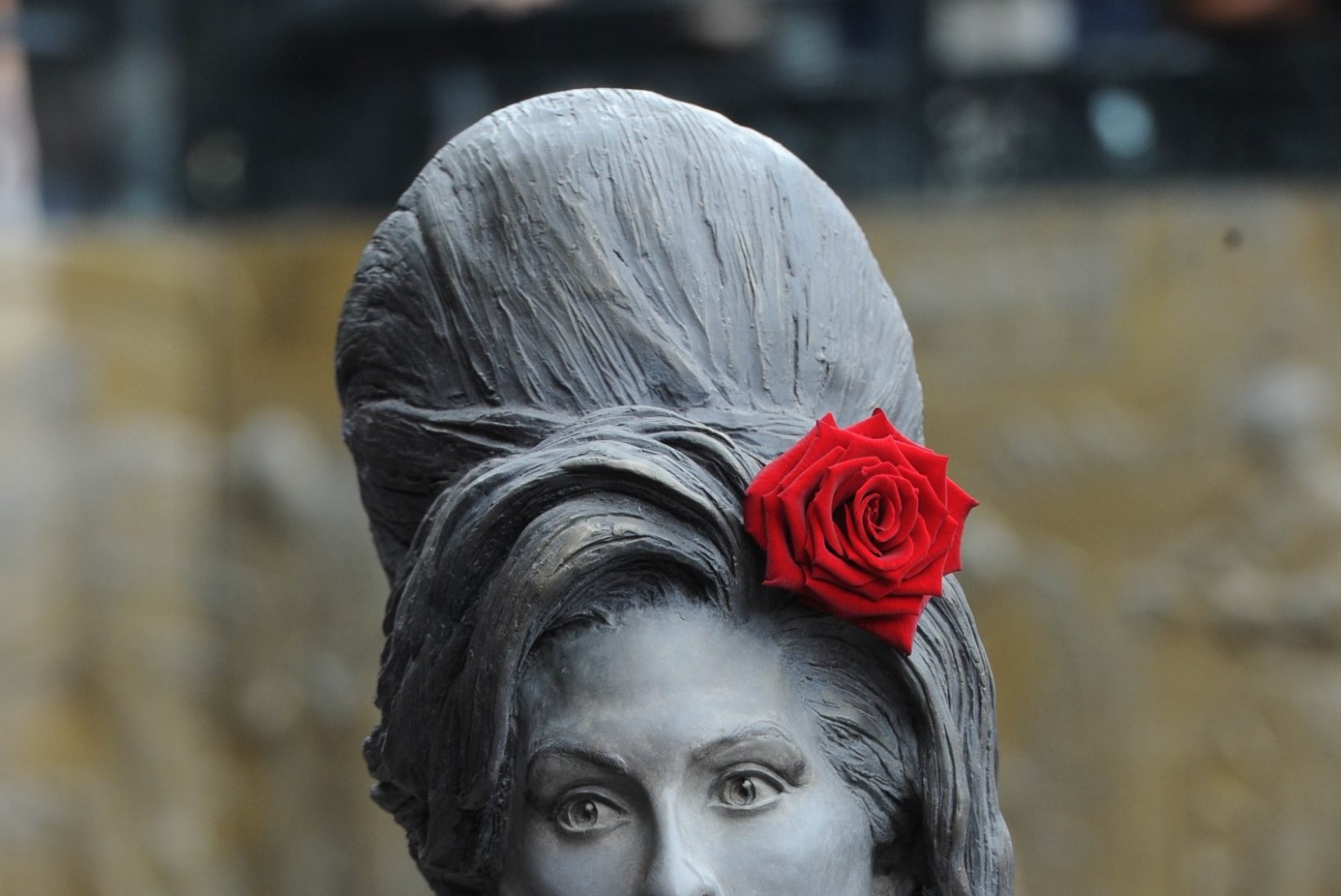FOTOD: Londonis avati Amy Winehouse'i elusuuruses mälestuskuju 