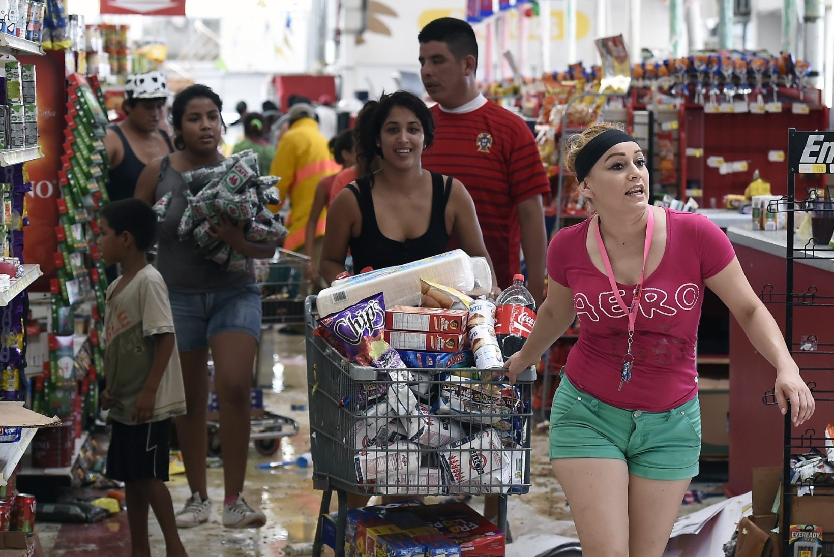 FOTOD: orkaani poolt laastatud Baja Californias rüüstavad inimesed poode