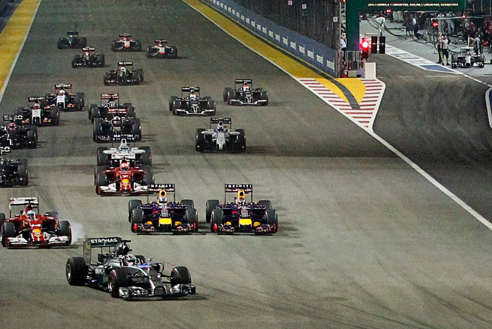 FOTOD: Singapuris võitnud Lewis Hamilton tõusis MM-sarja liidriks
