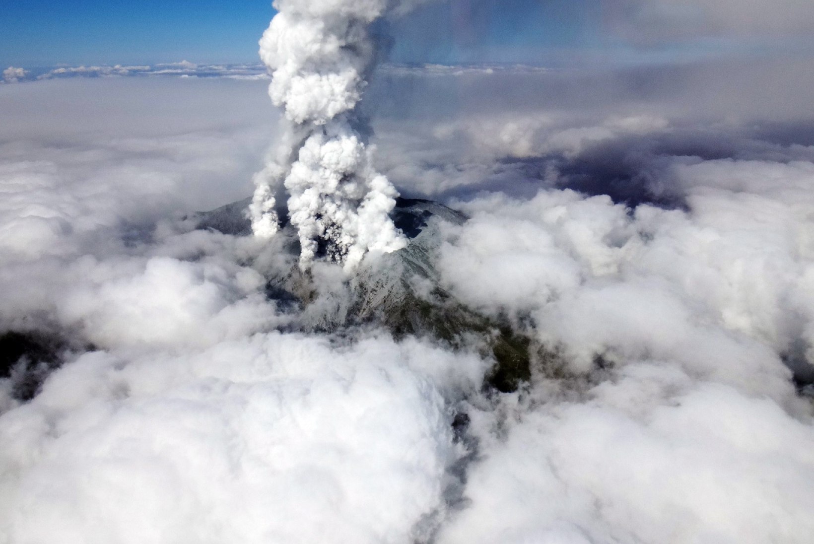 FOTOD JA VIDEO: Jaapanis hakkas purskama vulkaan