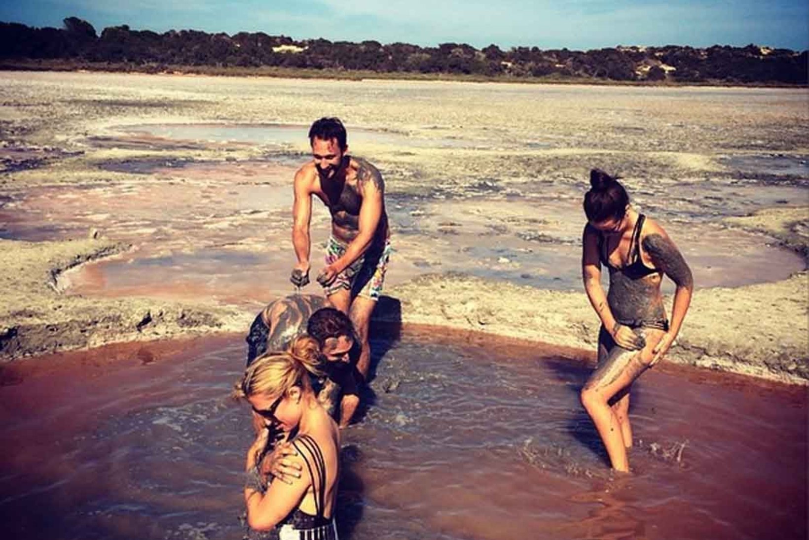 FOTOD: Paris Hilton hullas sõpradega mudas!