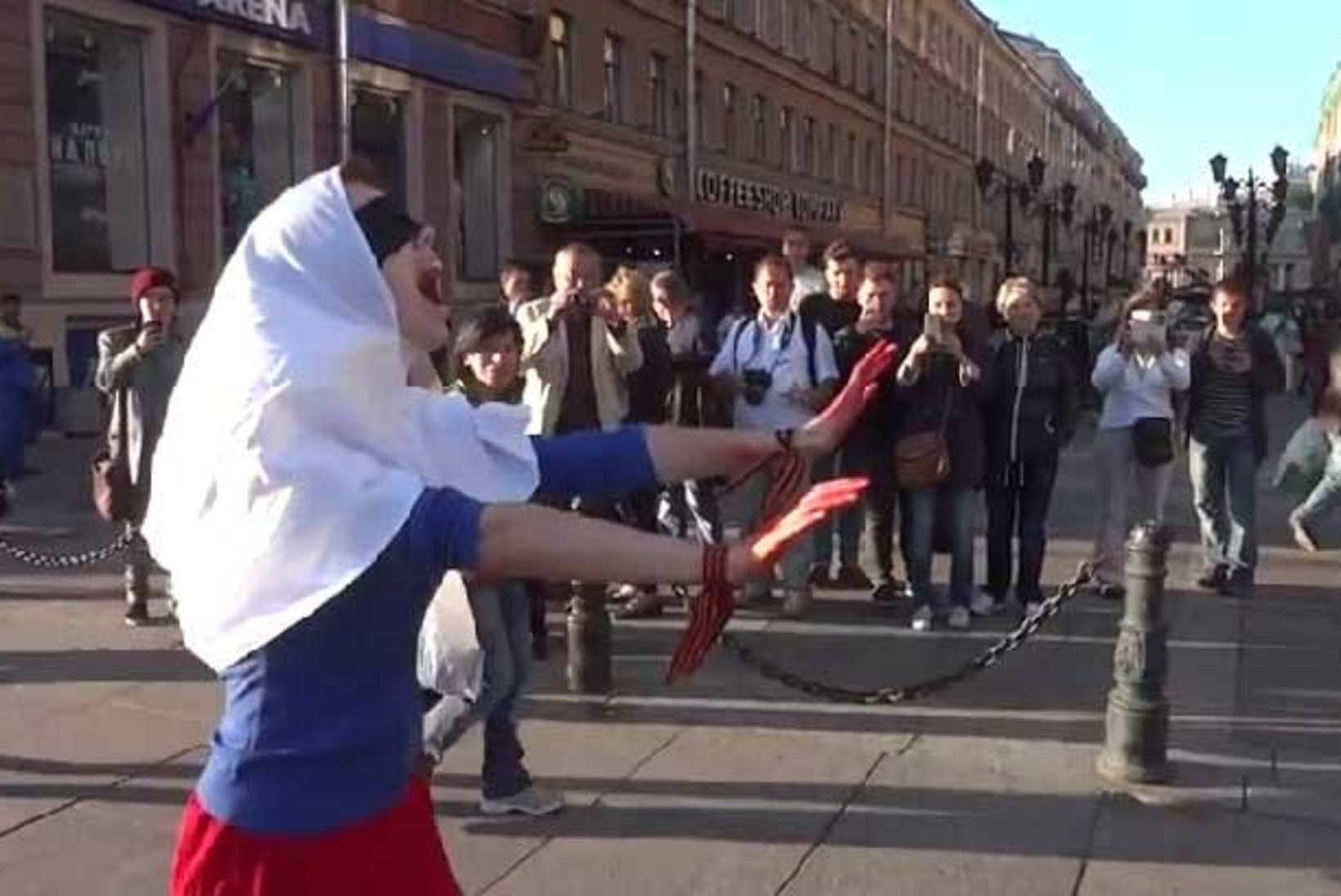 VIDEO: õõvastav sõjavastane performance Peterburis 