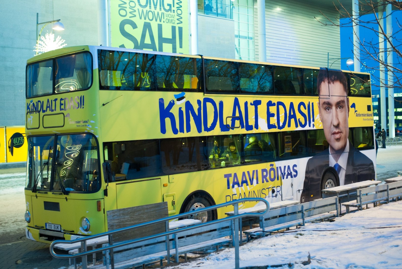 NAGU KAKS TILKA VETT: Taavi Rõivase pildiga buss meenutab "Tujurikkuja" riigibussi