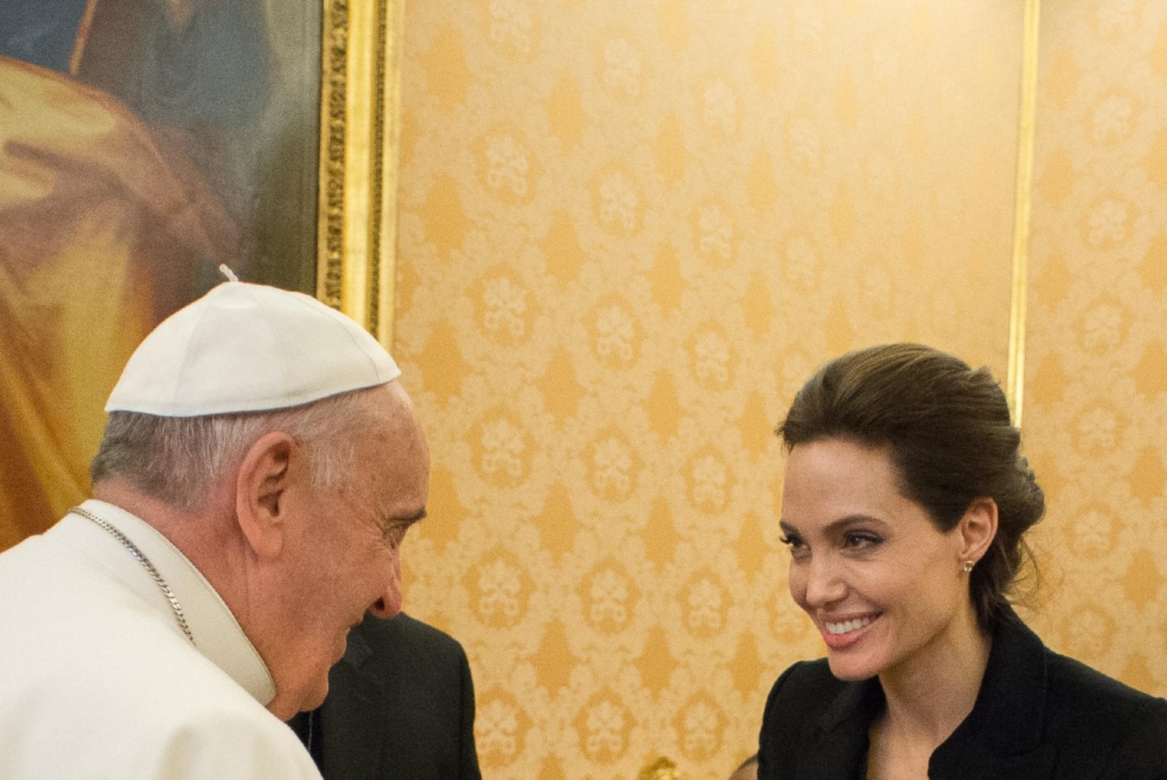 FOTOUUDIS: Angelina Jolie kätles paavstiga