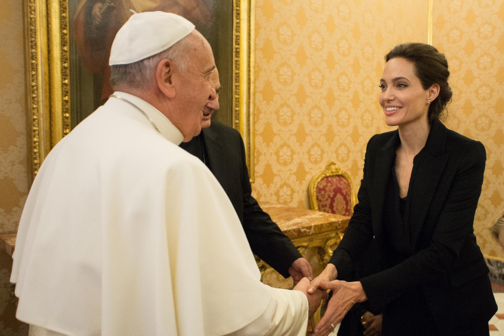 FOTOUUDIS: Angelina Jolie kätles paavstiga