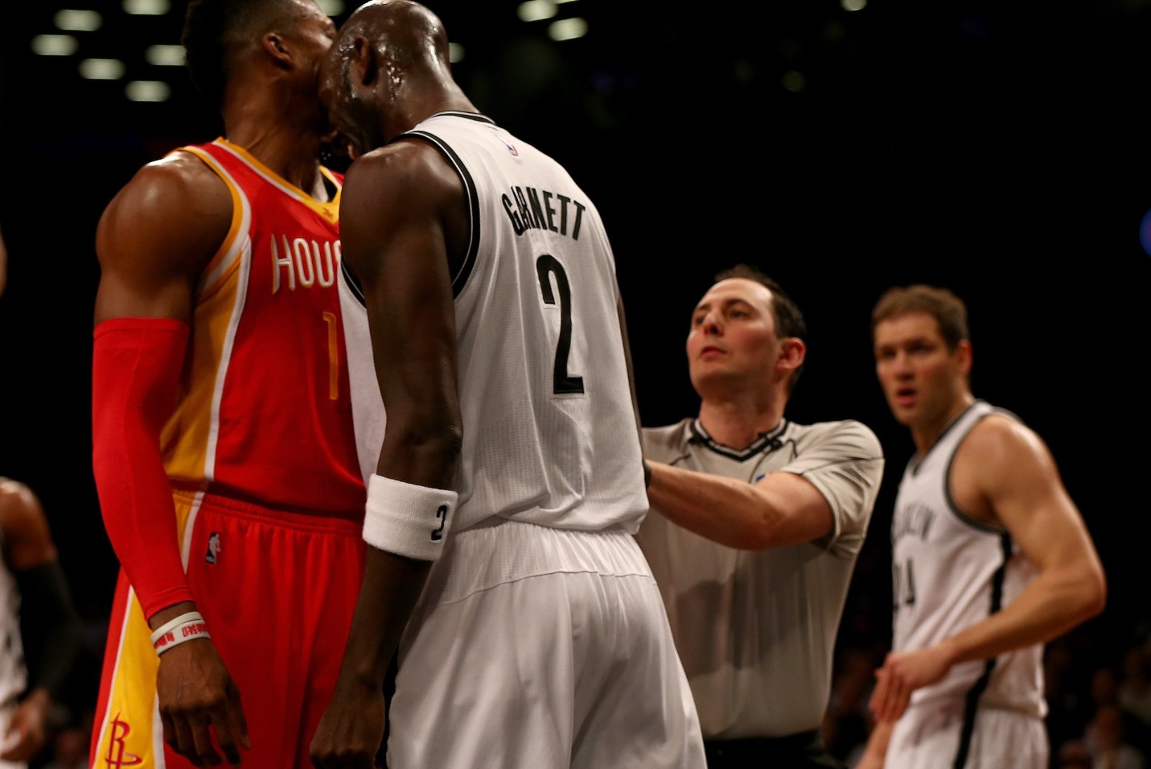 VIDEO: NBA-s läksid käsipidi kokku kaks kuulsat Koljatit