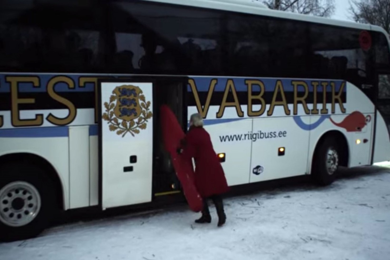 NAGU KAKS TILKA VETT: Taavi Rõivase pildiga buss meenutab "Tujurikkuja" riigibussi