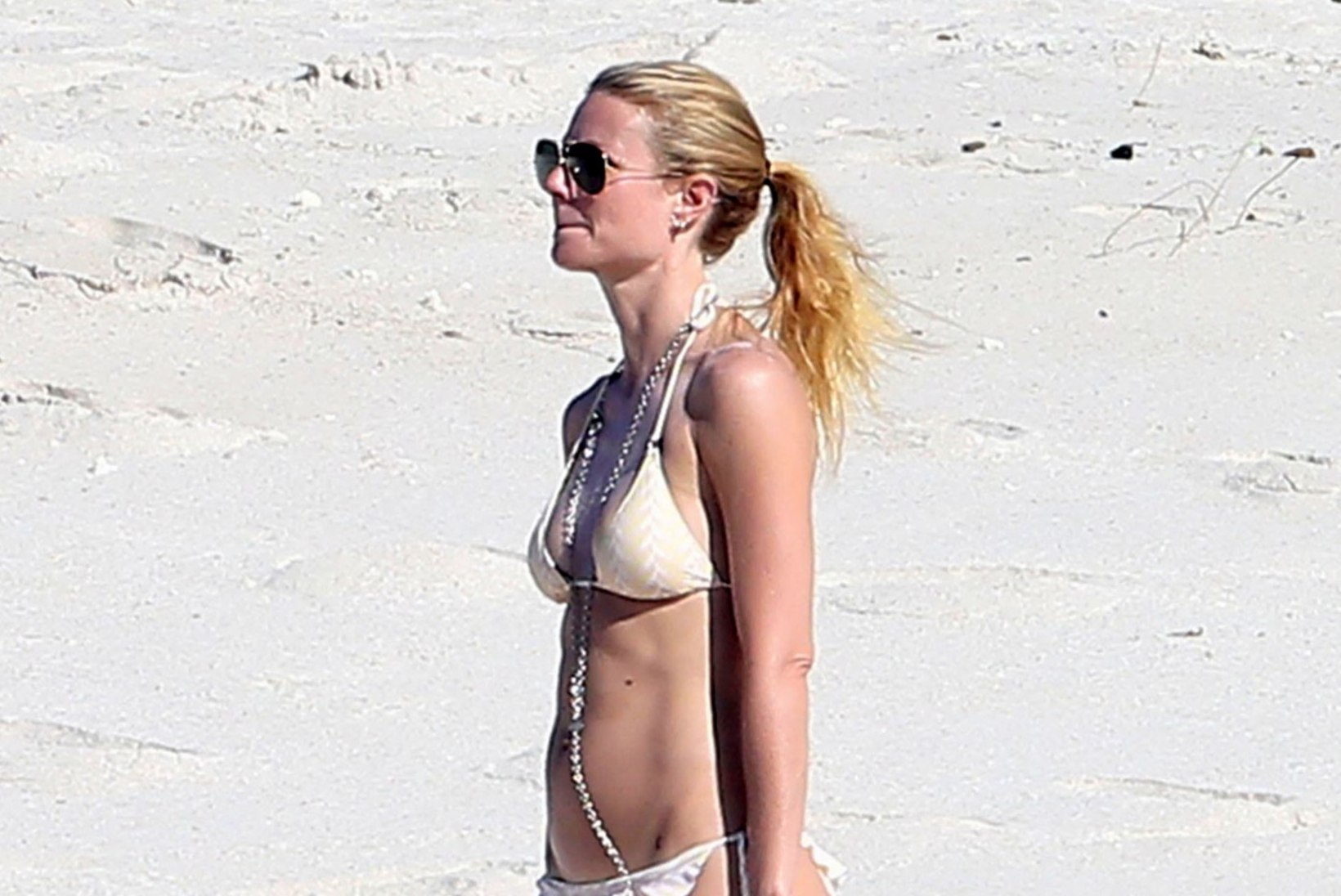 KUUMAD FOTOD: seksikates bikiinides Gwyneth Paltrow jalutas rannaliival