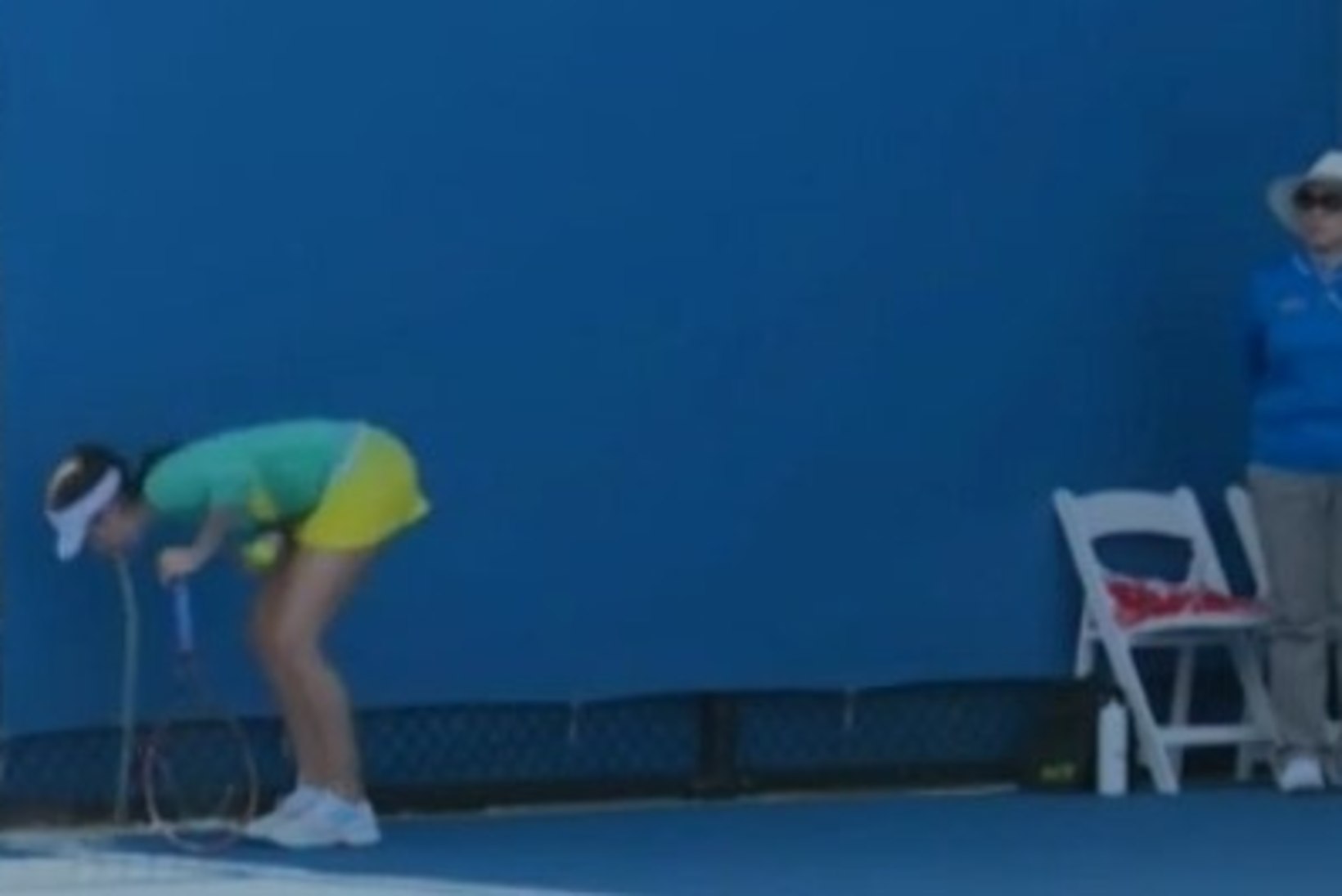 VIDEO: väljakule oksendanud tennisepiiga jätkas võitlust ning pääses Austraalias teise ringi
