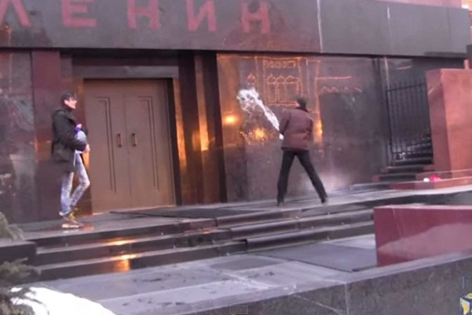 VIDEO: kunstnikud viskasid Lenini mausoleumile pühitsetud vett ja hüüdsid: "Tõuse ja mine ära!"