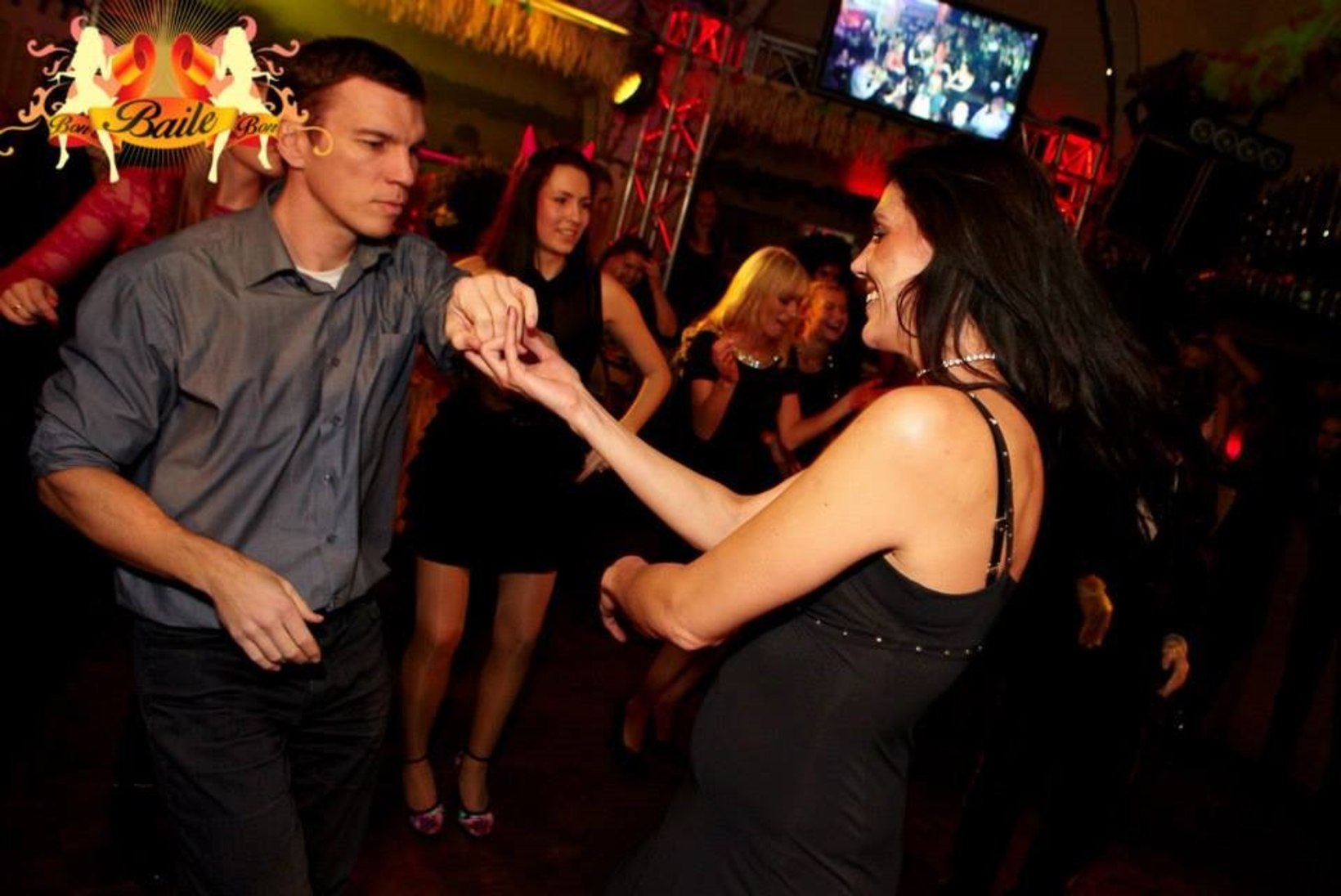 FOTOD: samal ajal kui Kadri Simson keskerakondlastega pidutses, tantsutas tema abikaasa ööklubis noori naisterahvaid