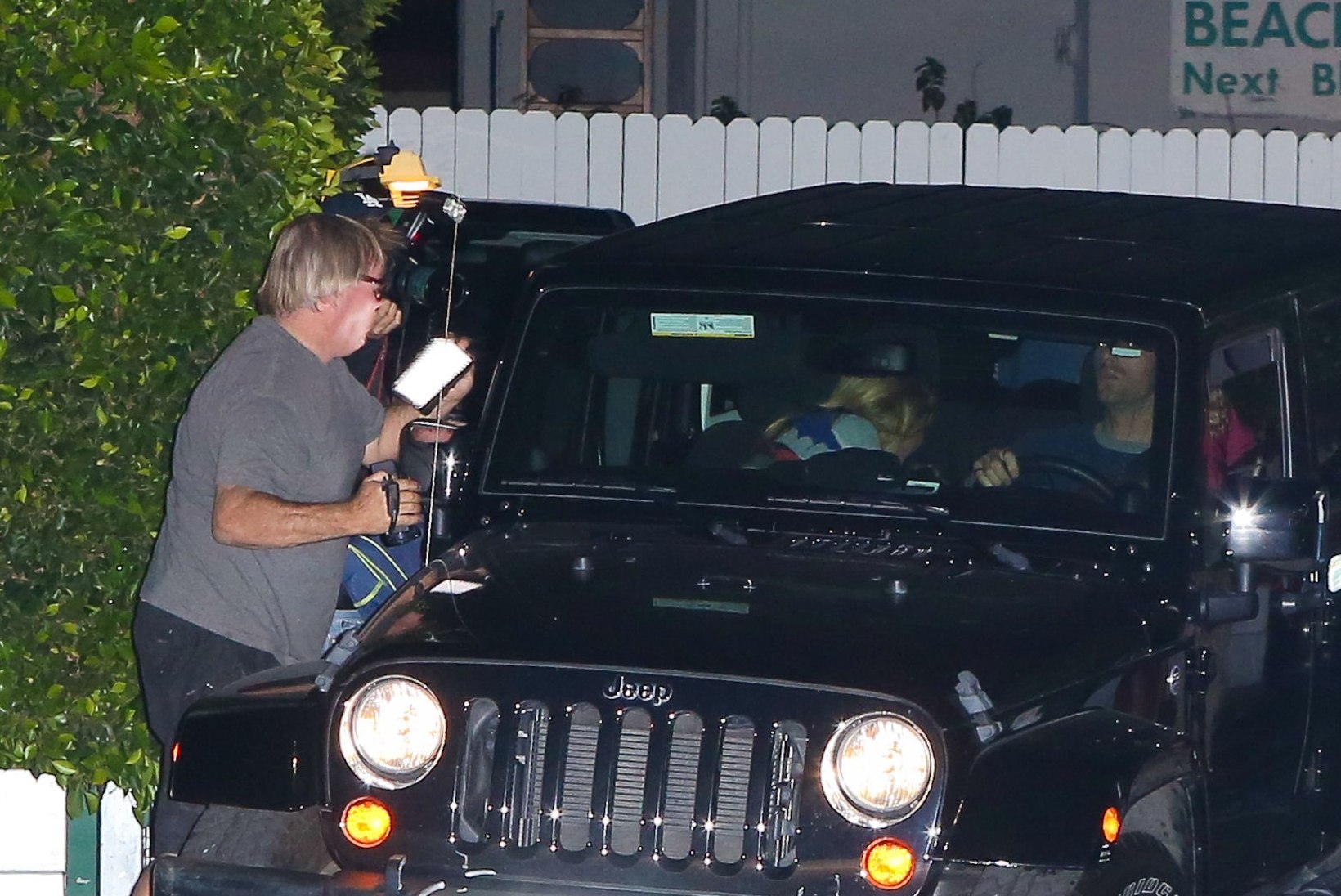 FOTOD: Gwyneth Paltrowga õhtustamas käinud Chris Martin sõitis kõmufotograafile otsa
