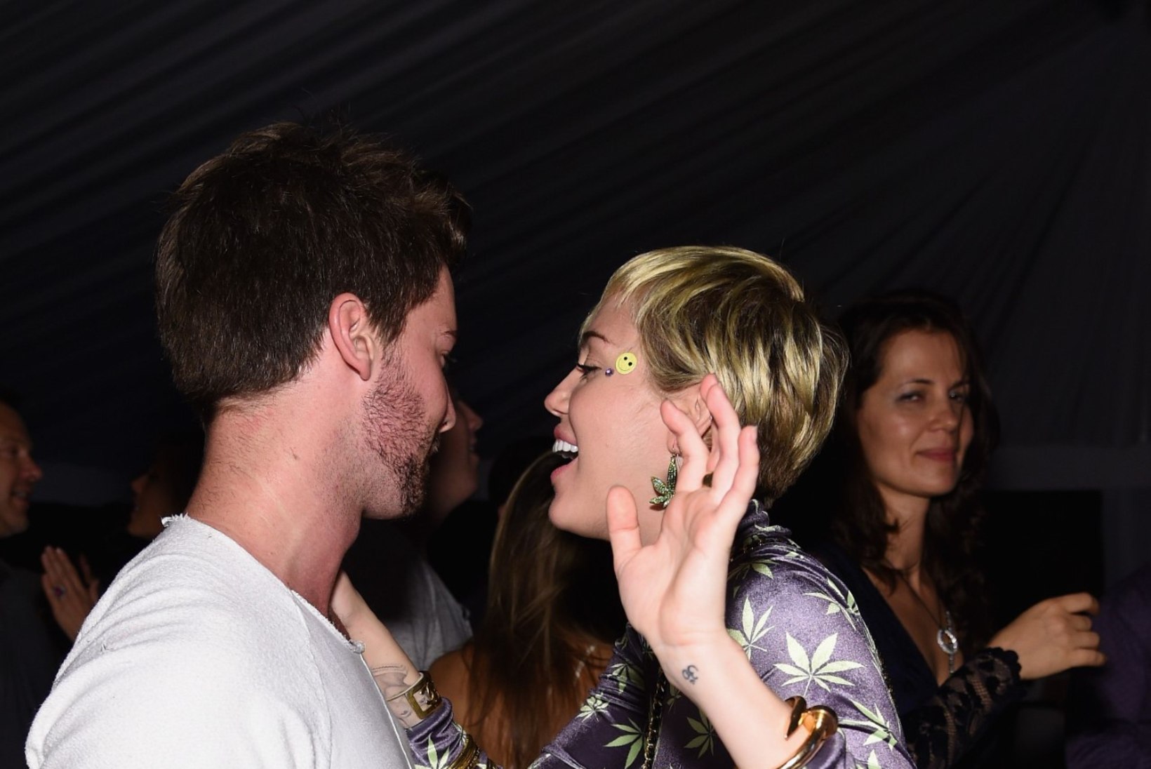 KUUMAD FOTOD: Miley võttis kallimaga puhkusereisil olles rinnad paljaks