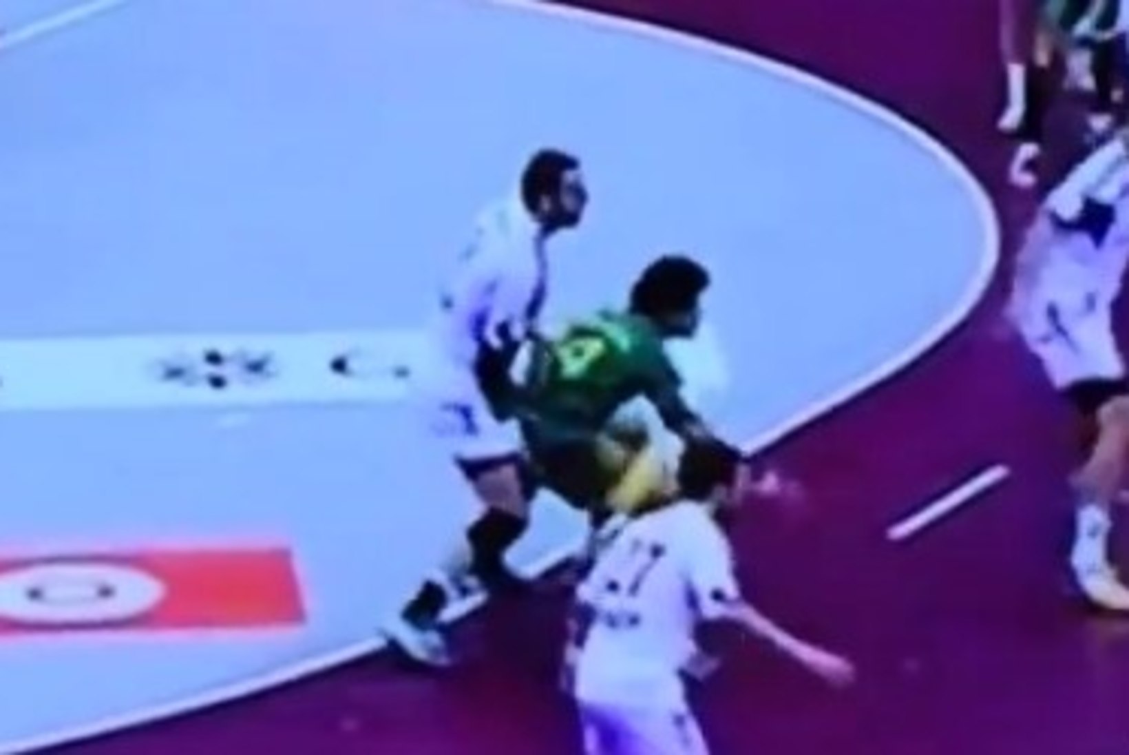VIDEO: romantiline käsipall! Horvaatia staarmängija kontrollis otse väljakul, kas vastase suguorganid on ikka alles
