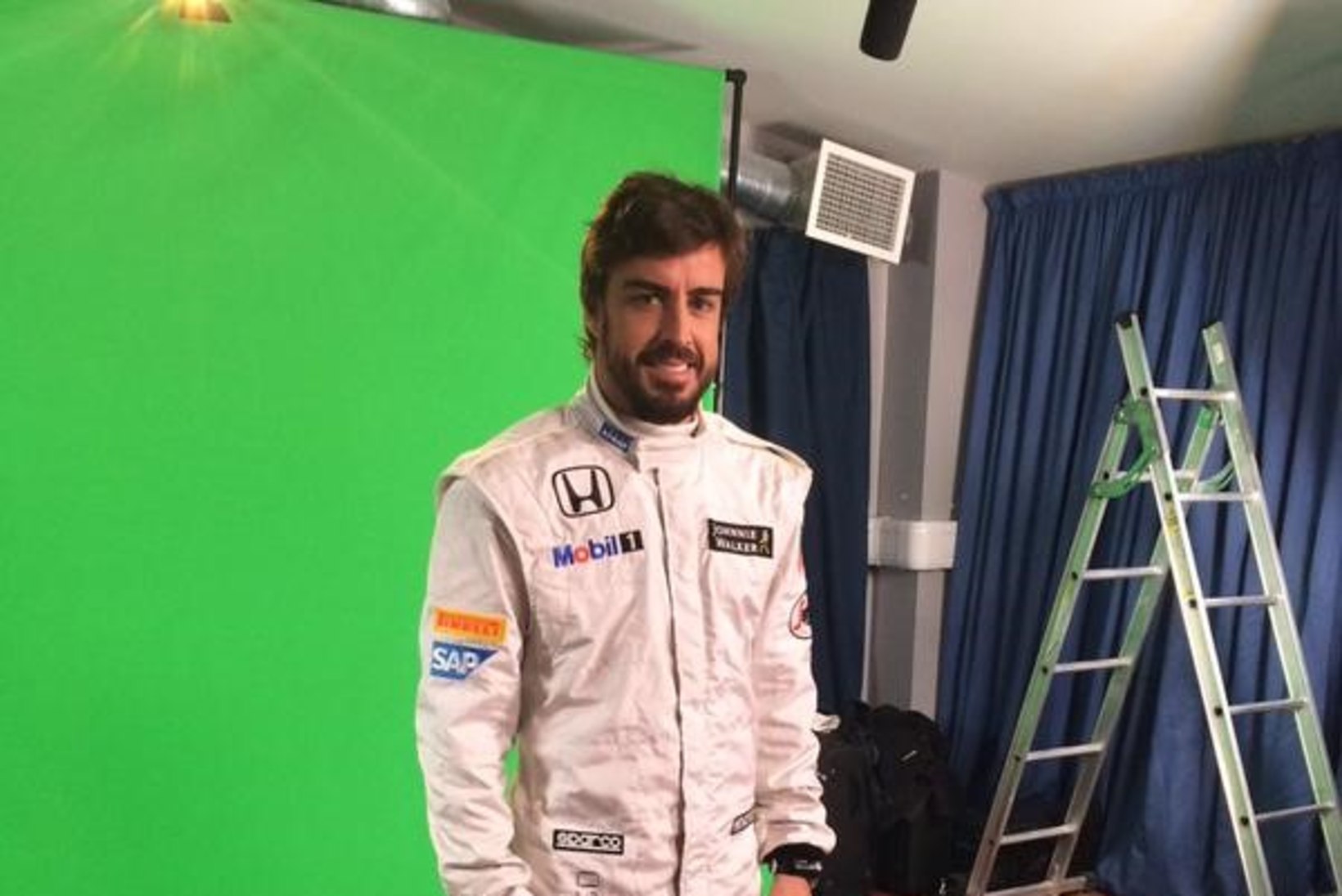 FOTOUUDIS: Fernando Alonso poseeris uue tiimi värvides 