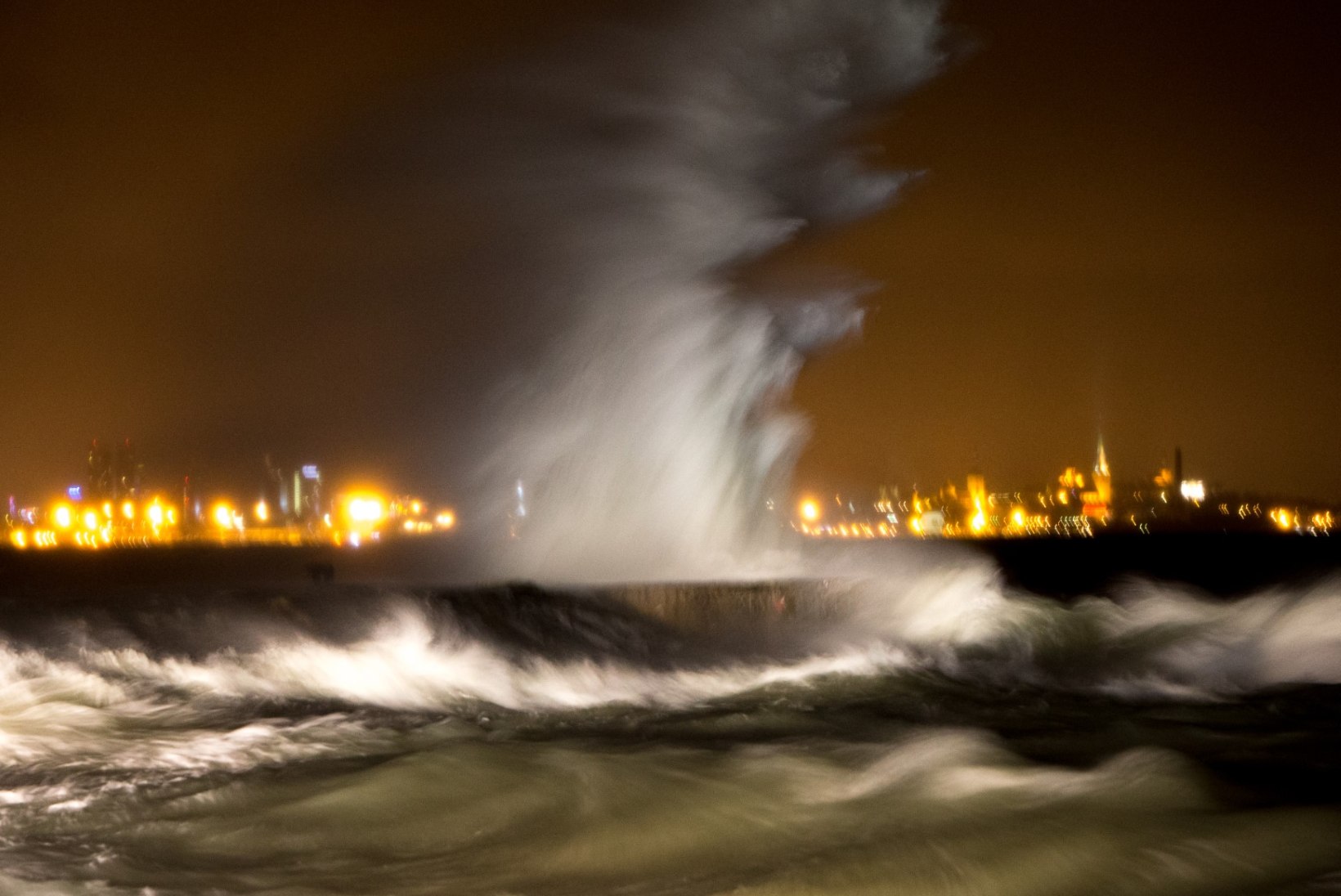 FOTOD: vaata, kuidas tormituul Meriväljal laineid vastu muuli pillutas