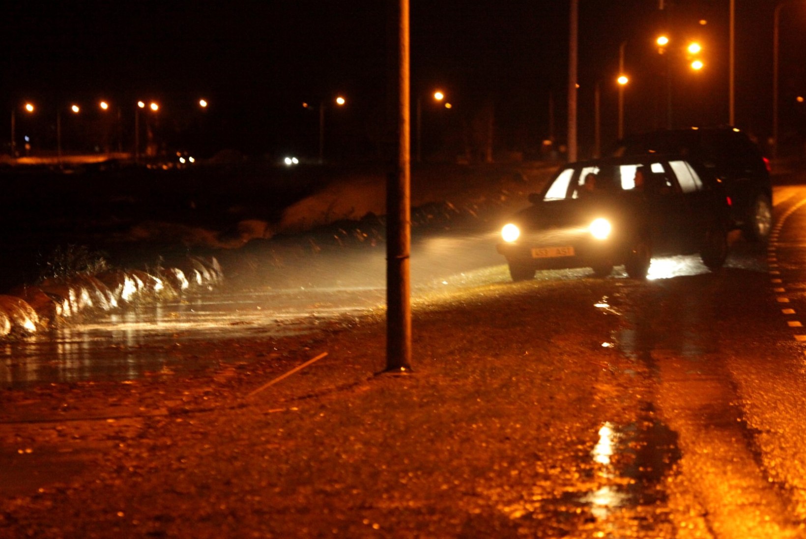 GALERII JA VIDEO: tormituul kergitas Pirital vett ja pesi Viimsis autosid