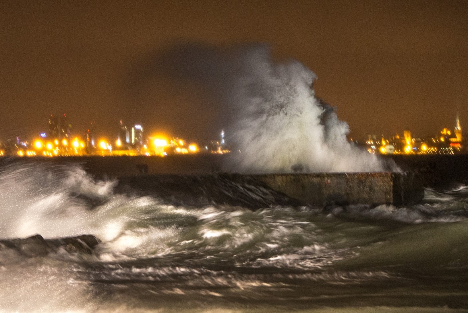 FOTOD: vaata, kuidas tormituul Meriväljal laineid vastu muuli pillutas