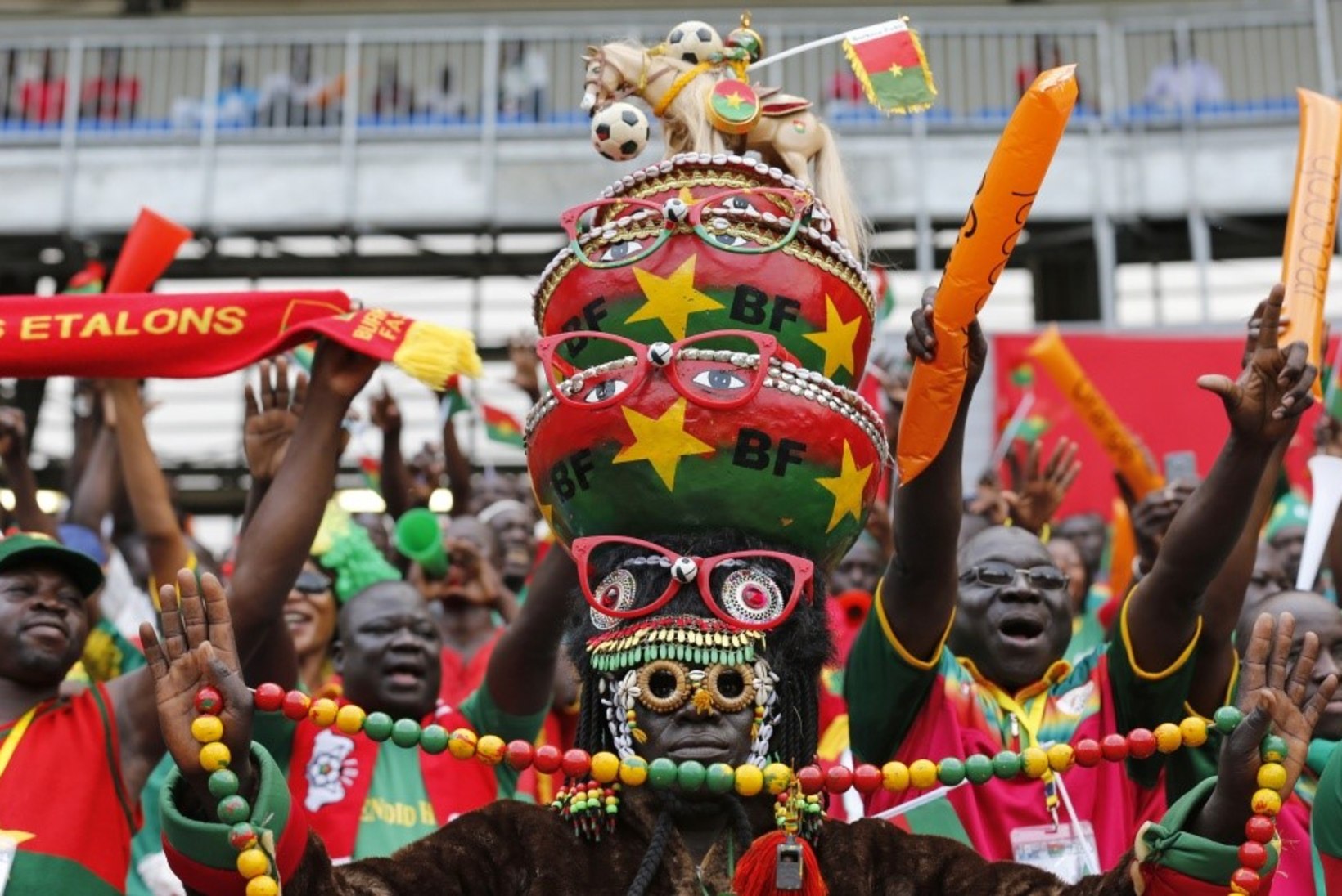 GALERII: Aafrika meistrivõistluste vahvaimad fännid, mõistagi kohal ka kuulus Burkina Faso nõiadoktor!