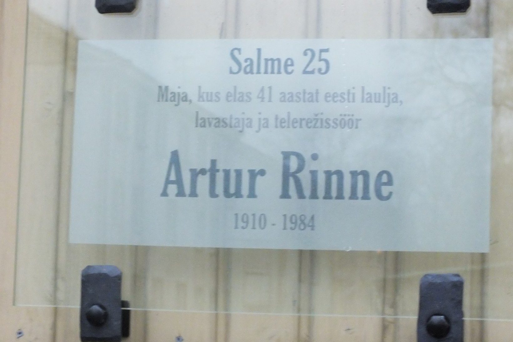 FOTOD: avati mälestustahvel Artur Rinnele