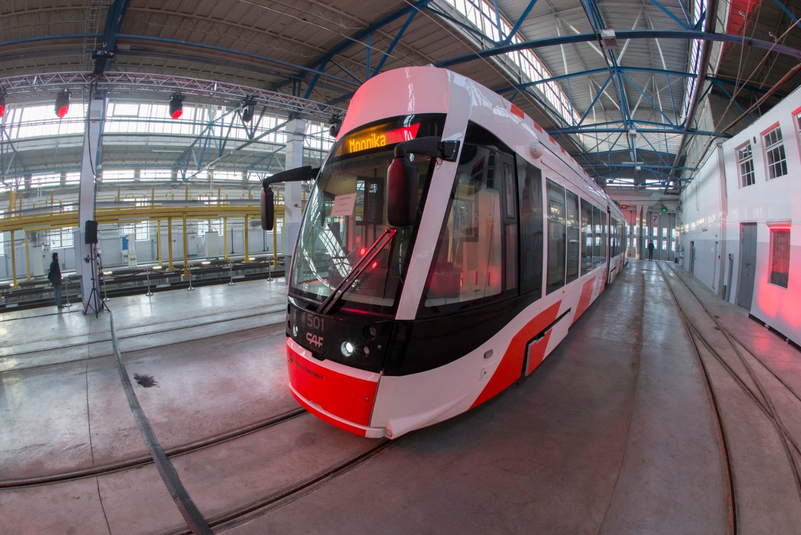 KOOMIK: Tallinna tramm peaks kandma nime Evelin, sest temaga sõit on tasuta