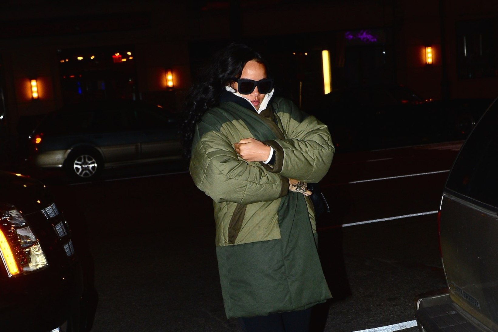 FOTOD: Rihanna tõttas eile varahommikul lohutama oma leinavat juuksurit