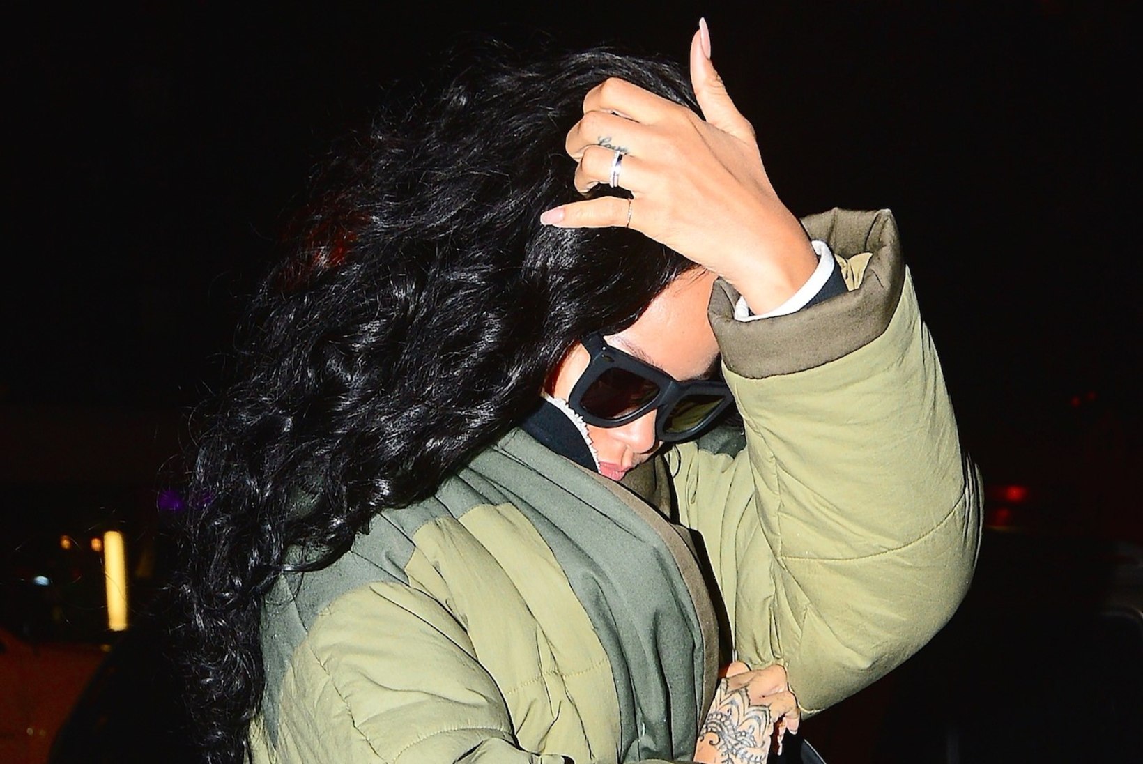 FOTOD: Rihanna tõttas eile varahommikul lohutama oma leinavat juuksurit
