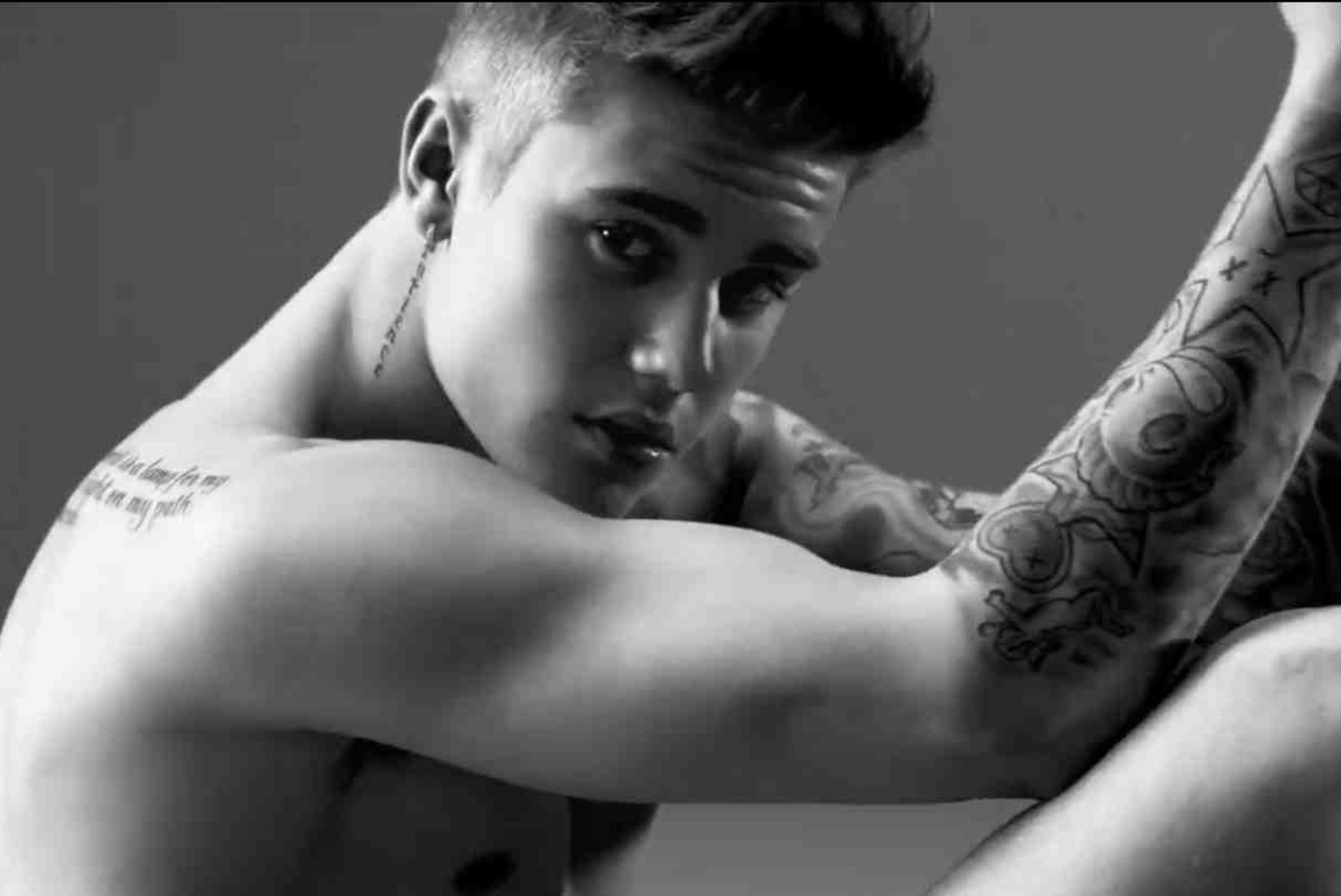 KUUM: topless supermodell surus end vastu palja torsoga Bieberit