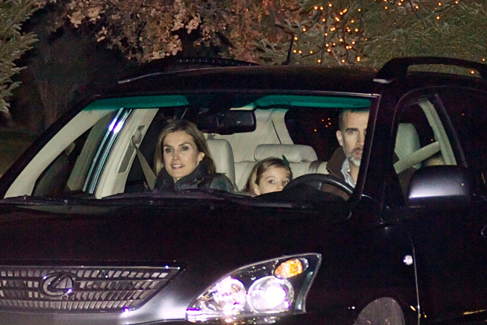 FOTOD: ei mingeid sohvreid! Hispaania kuningas sõidutas oma pere vanaisa juurde ise