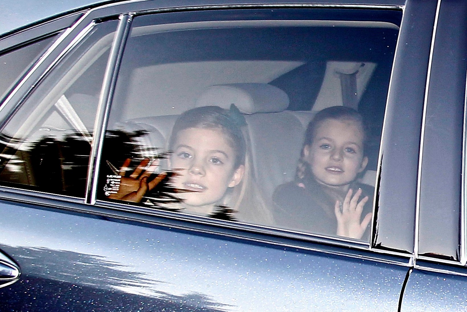 FOTOD: ei mingeid sohvreid! Hispaania kuningas sõidutas oma pere vanaisa juurde ise