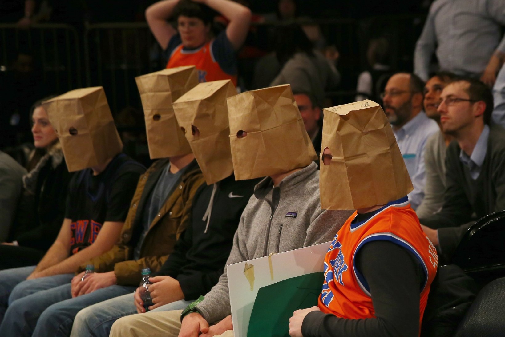 FOTOUUDIS: Väga pettunud Knicksi fännid panid paberkotid pähe