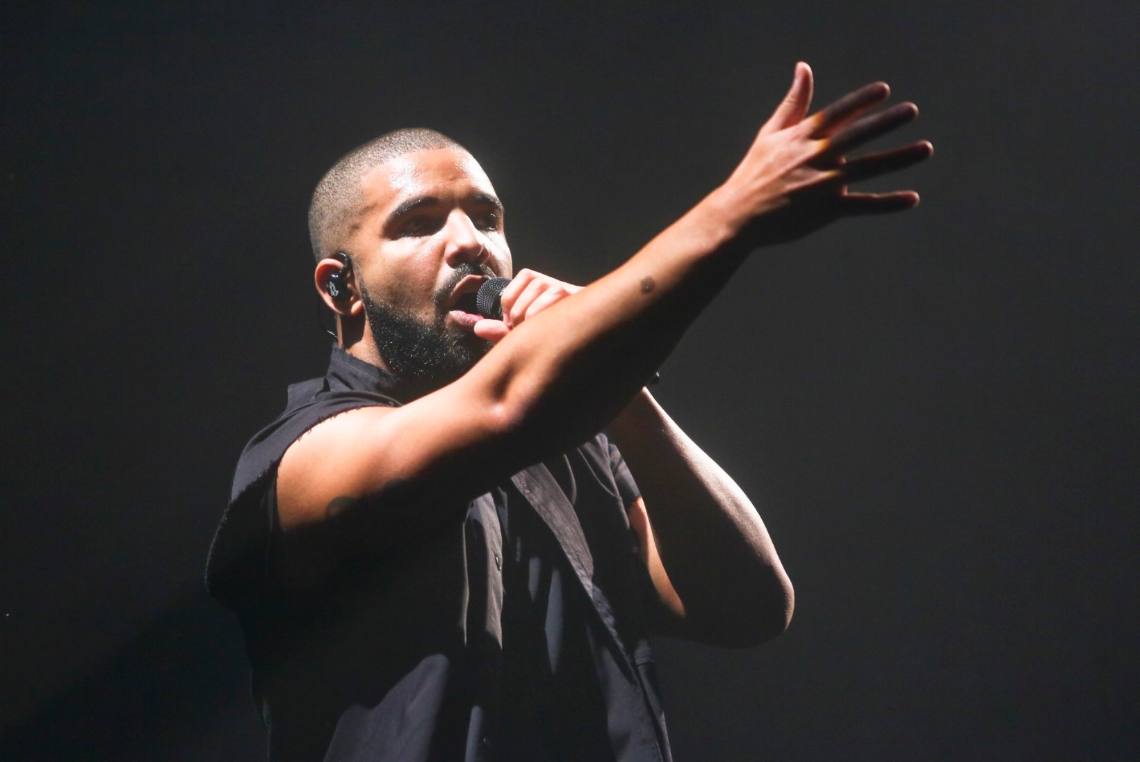Räppar Drake pettis maailma esireketit sama kurvika modelliga?