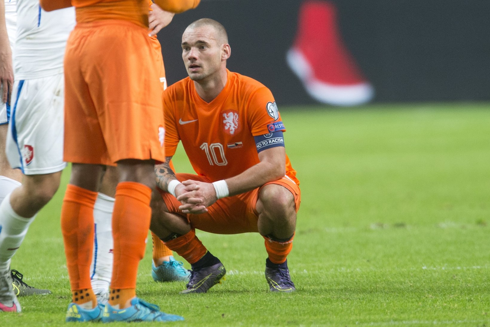 Wesley Sneijder piinliku põrumise järel koondist hüljata ei kavatse