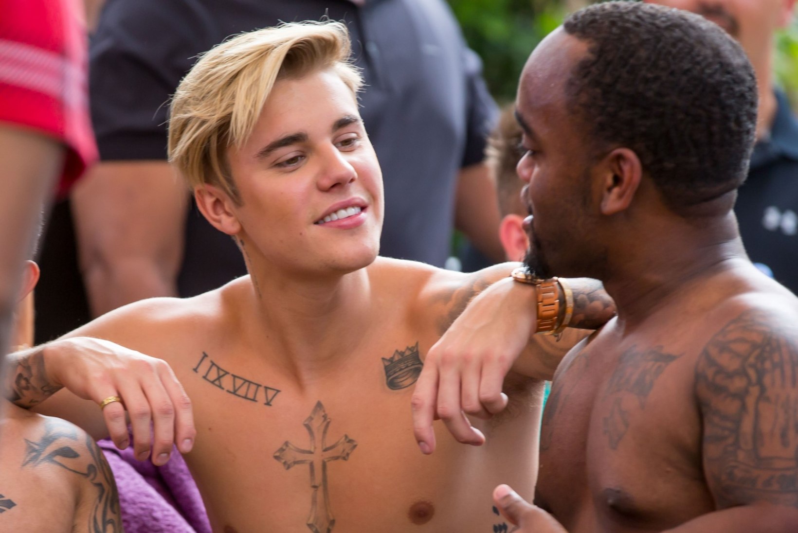 Kristlik tätoveering Justin Bieberi rinnal paneb tema uue plaadi moslemimaades keelu alla 
