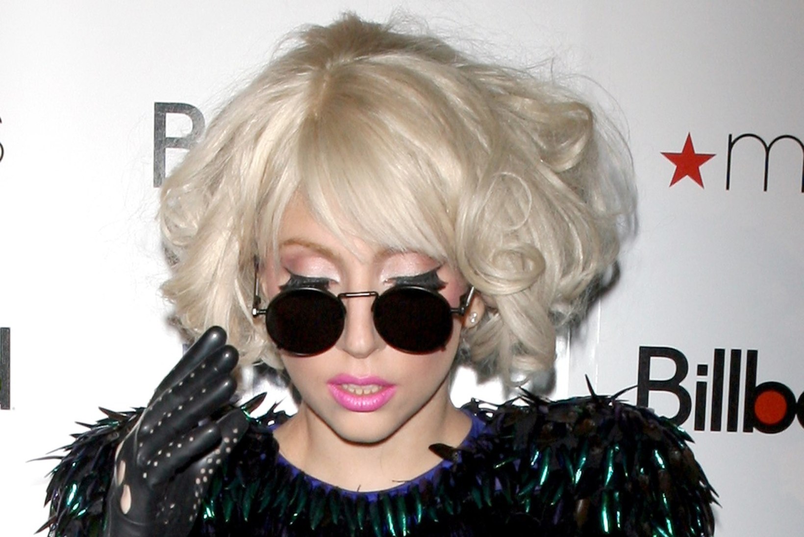 Lady Gaga maadleb masendusega