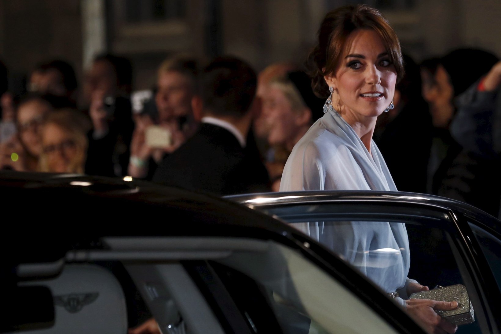 FOTOD | ÜKS PÄEV, KAKS KAUNIST KLEITI: hertsoginna Catherine uue Bondi-filmi esilinastusel