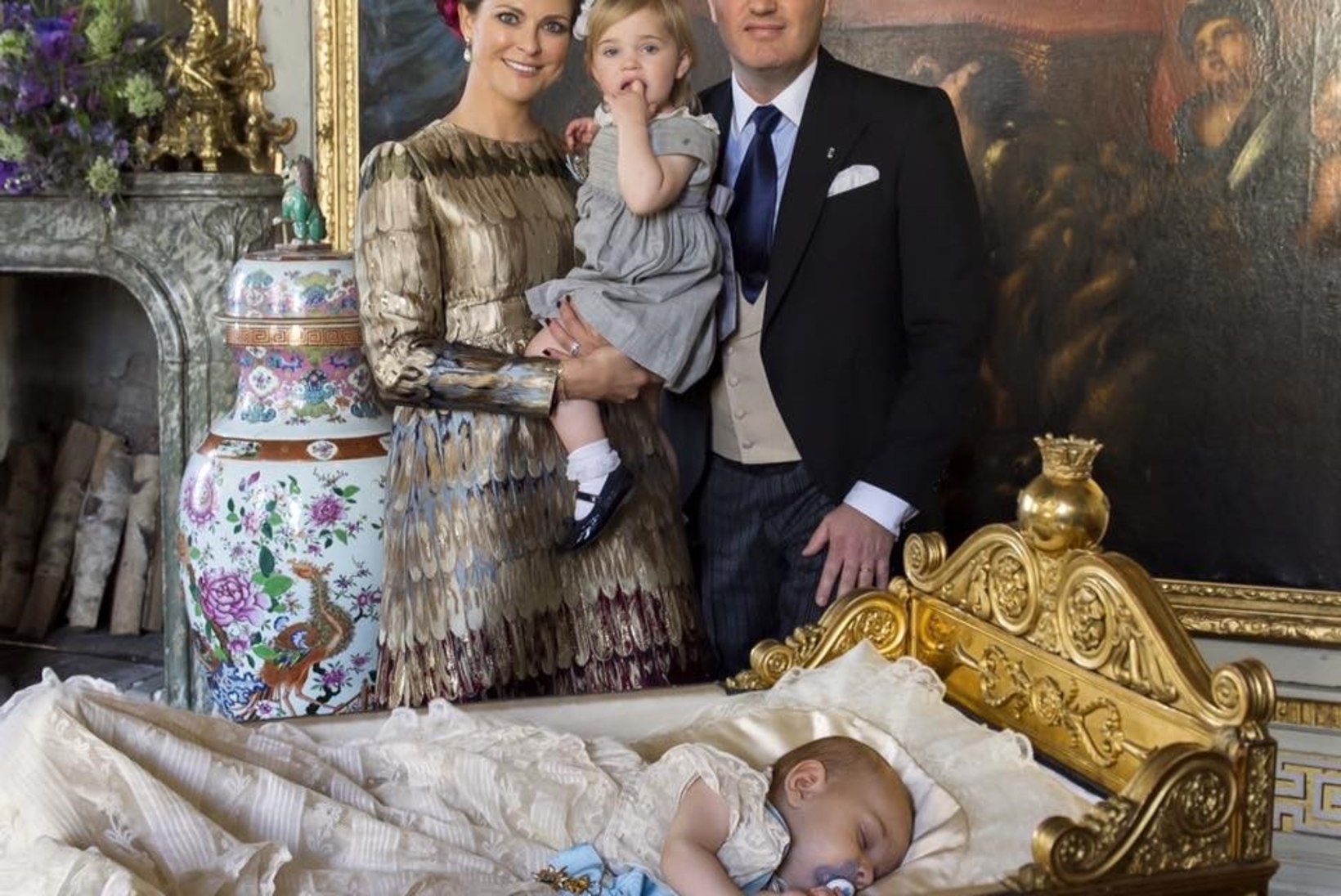 FOTOUUDIS | Pisiprints Nicolas magab kuninglikus voodis õndsat und