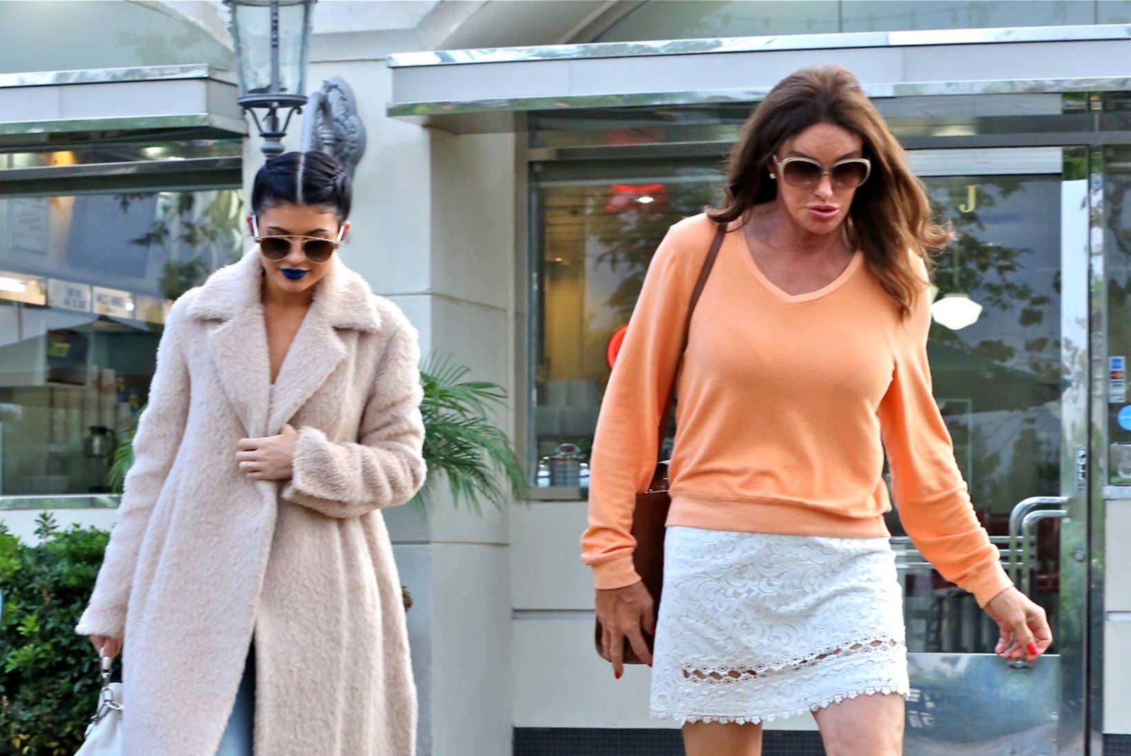 FOTOD | NAISED KOOS: Caitlyn Jenner käis tütrega söömas ja poodlemas