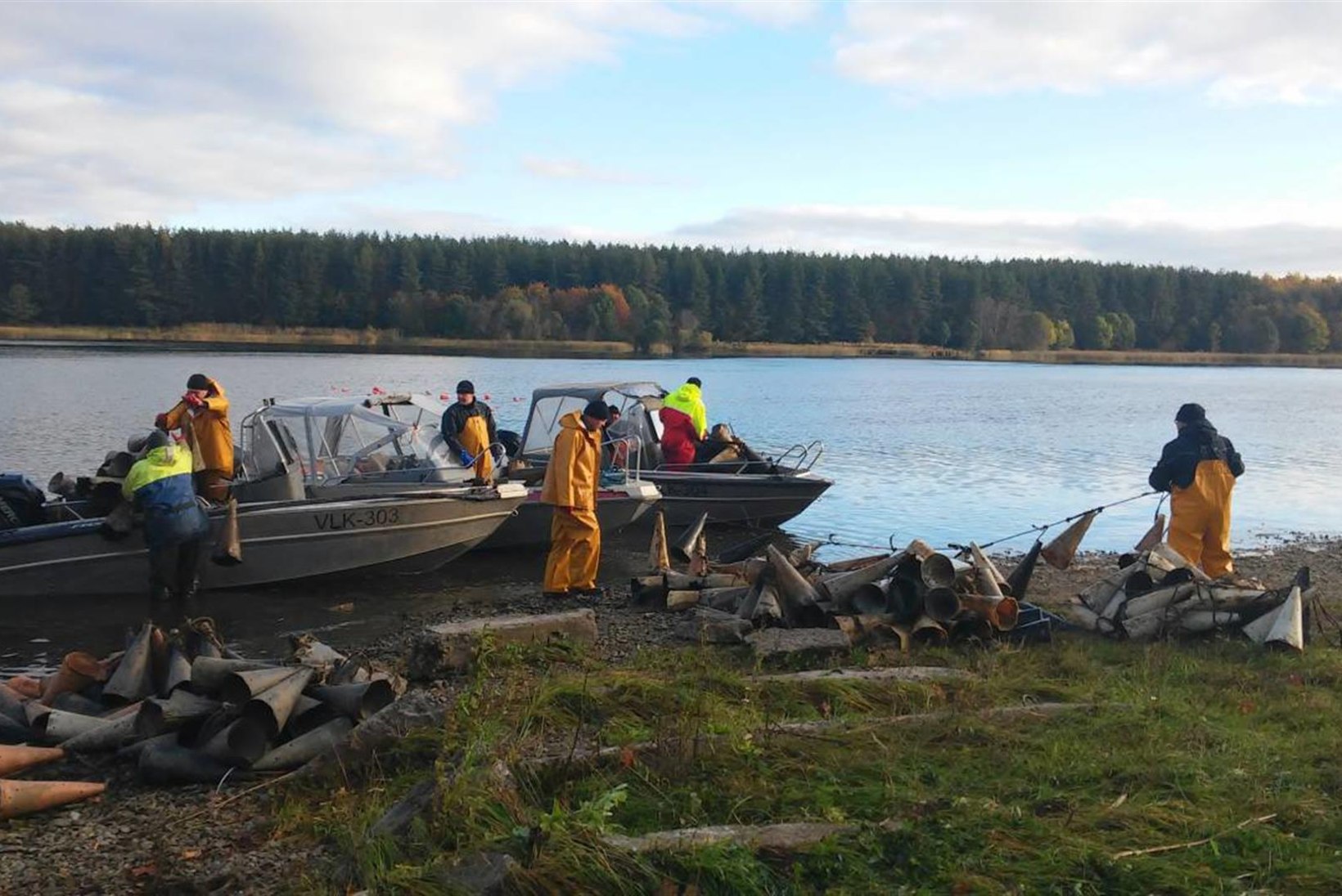 Inspektorid eemaldasid Narva jõest ligi 2000 peremeheta silmutorbikut 