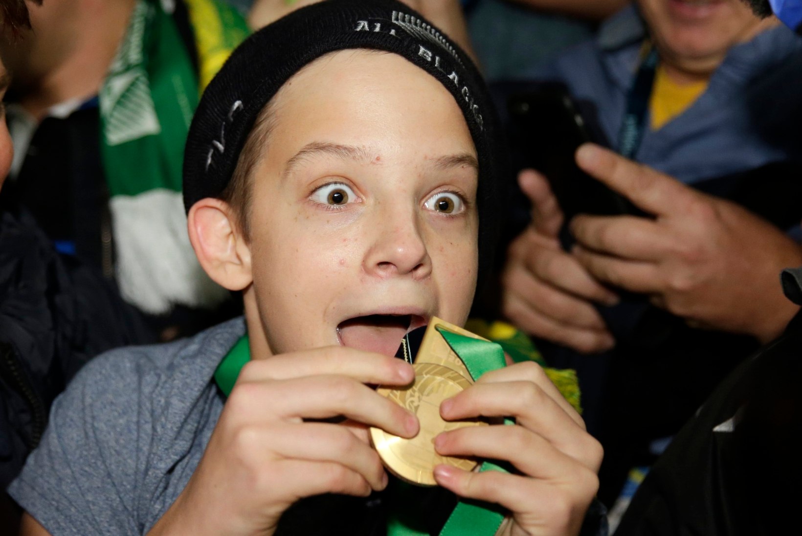 VIDEO | MILLINE SÜDA! Ragbi maailmameister kinkis väljakule jooksnud poisile noomituse asemel medali
