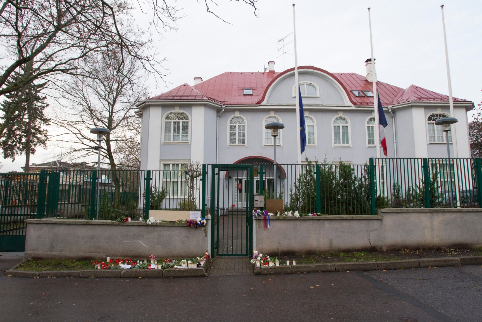 GALERII | Leinavad prantslased Tallinnas saatkonna ees