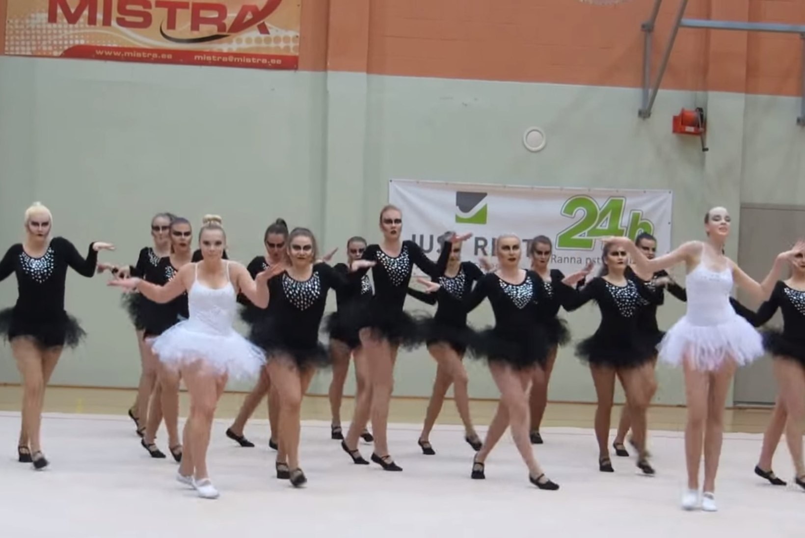 VIDEO | Tartu Tammeka säravad tantsutüdrukud esitasid veetleva võimlemiskava