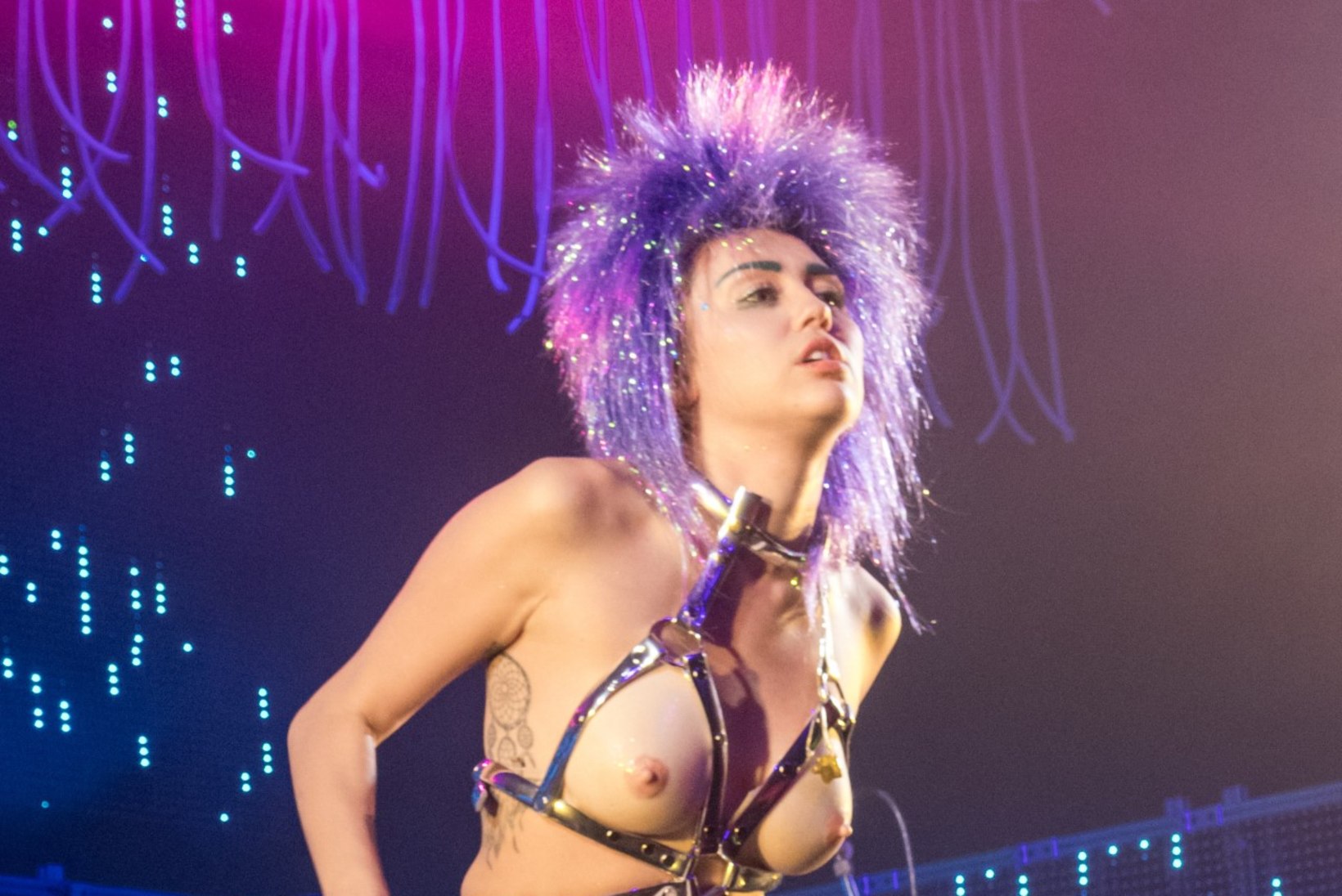 FOTOD | Mis järgmiseks?! Miley Cyrus ilmus lavale üüratu kunstpeenisega!